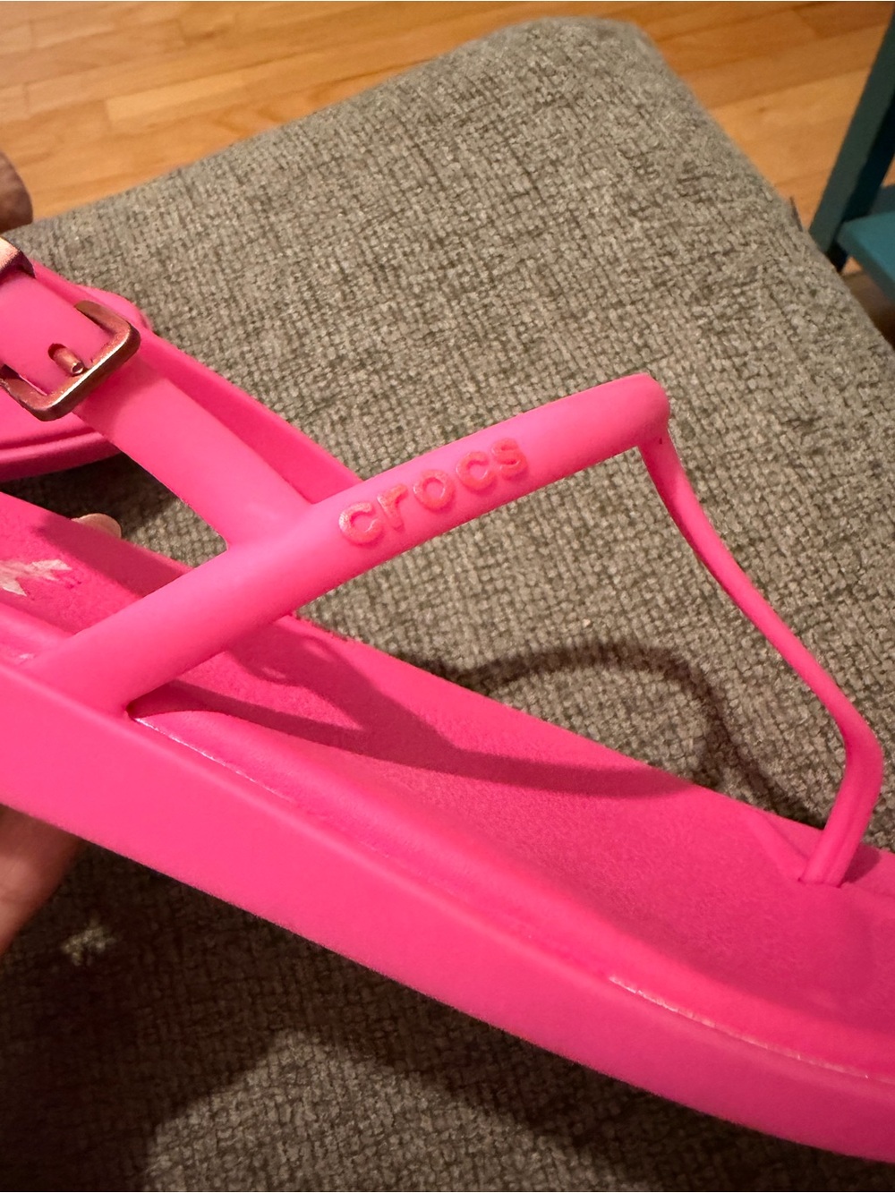 CROCS Women's Neon Pink Strappy Toe-Post Sandals - Picture 2 of 4